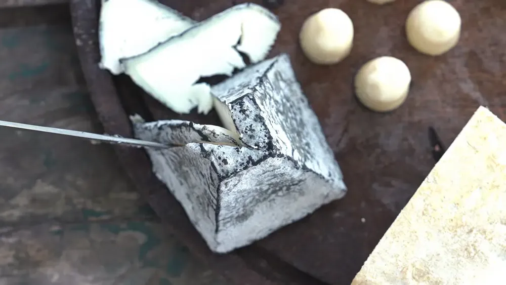 el-queso-piramide-con-una-cobertura-de-ceniza-vegetal-uno-de-los-quesos-de-granja-champs-elysees-fot