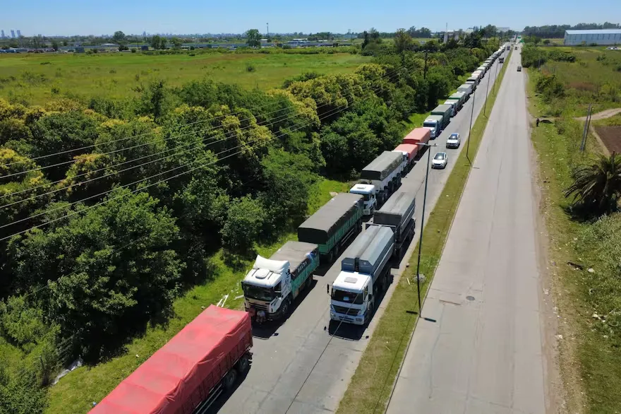 camiones-con-trigo-en-la-zona-de-avenida-RTJK64TAWZHPRNBF2RIODHRG4Q