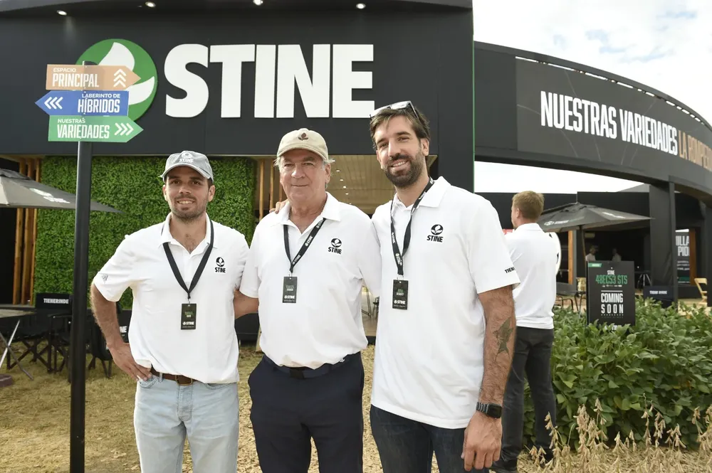 Una-familia-de-semilleros-con-una-evaluacion-positiva-en-su-debut-en-la-expo-Ignacio-Rosasco-con-sus-hijos-Juan-y-Manuel