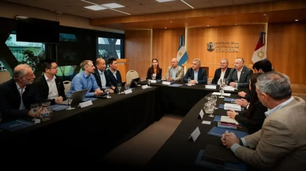 el-gobernador-martin-llaryora-junto-a-la-delegacion-de-fufeng-group-durante-el-encuentro-en-el-centr