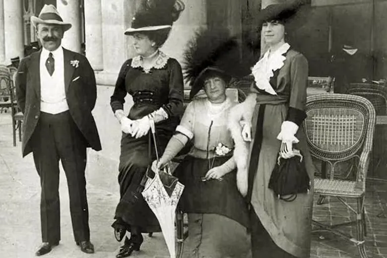 en-la-rambla-bristol-hector-cobojosefina-unzue-de-RVPJLB6GABDVZIPYSF3733BJDI