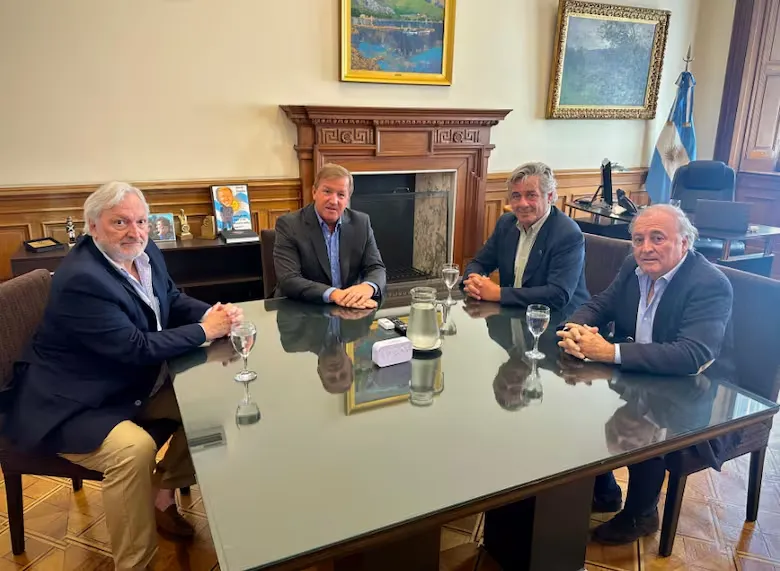 etchebehere-serenellini-pino-y-odriozola-en-casa-RCJYP3TBLNDQDOBU3XTE7ECGDA