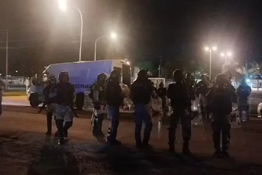 fuerzas-de-prefectura-frente-a-la-planta-de-HPOB6IO6KJCTFC7QRDCJ5UNNLM