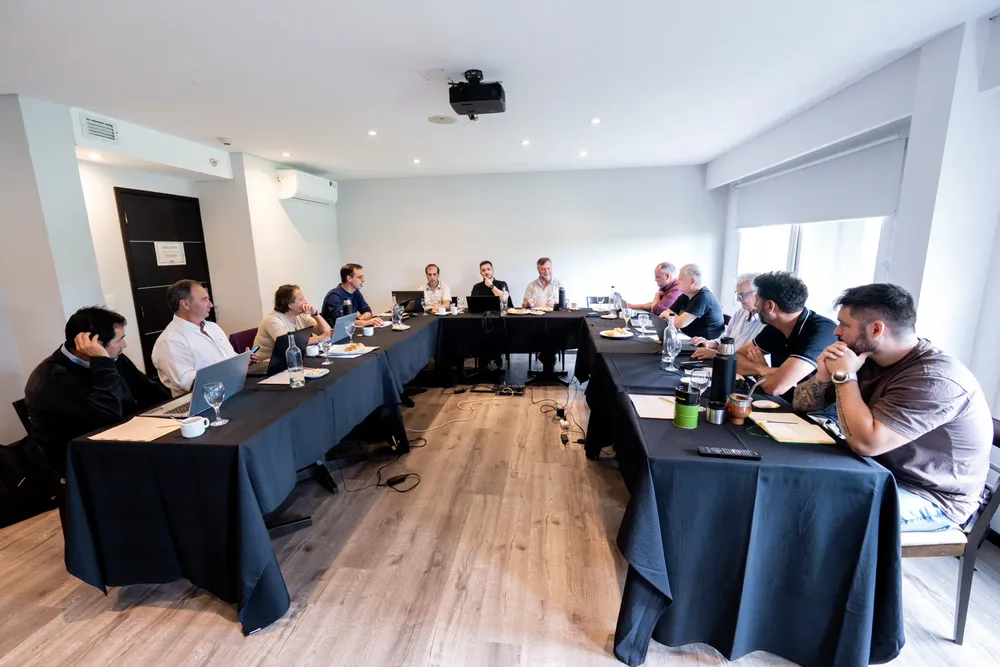 Equipo-trabajando-scaled