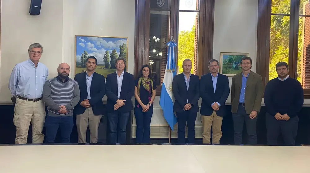 funcionarios-e-integrantes-del-laboratorio-tras-el-anuncio-de-la-inversion-foto-prensa-de-la-secreta