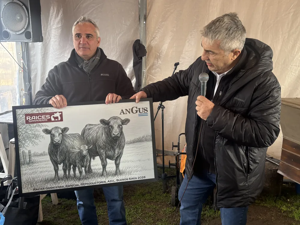 PRESENTE DE ANGUS A GUSTAVO POUYANNE