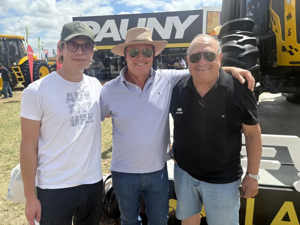 DANIEL SANCHEZ (DER) CON SU CLIENTE Y AMIGO CARLOS MASSON - EXPOAGRO 2026