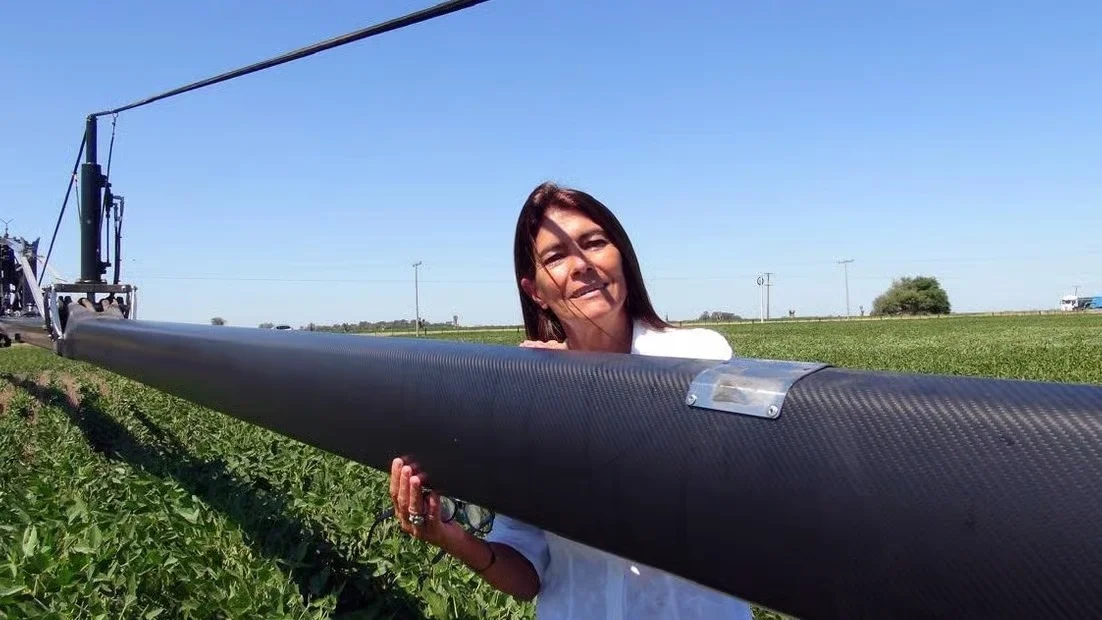 ana_fernandez_moujan_junto_al_botalon_de_fibra_de_carbono_imagen_12